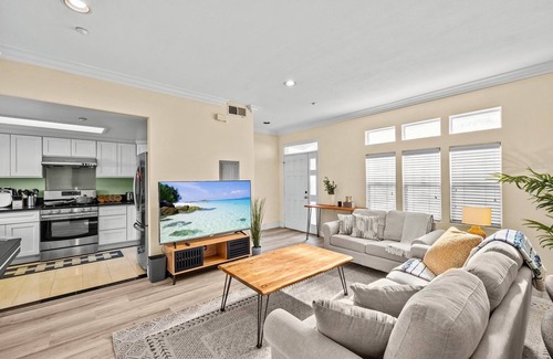 Lamanda Park Casa | 3-Bedroom Townhome In Fantastic Pasadena With Free WiFi, AC, 2-Car Garage