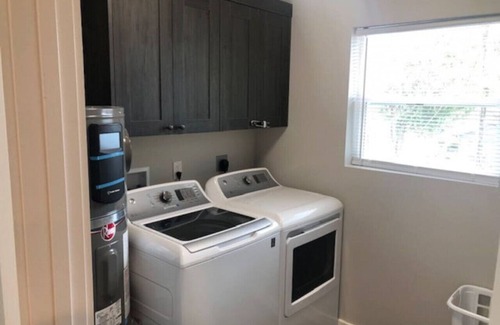 Longview Apartamento | 3143 Dover #3 · Modern Apartment High End Finishes & Washer/Dryer In-unit.