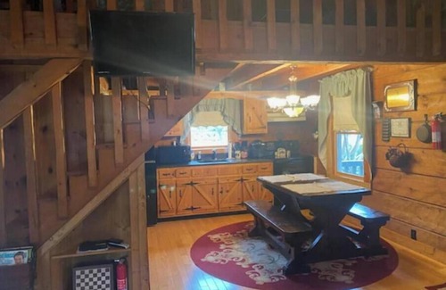 Cranks Cabina | Cozy log cabin near Pennington Gap and Jonesville, VA known as "The Duck Pond"
