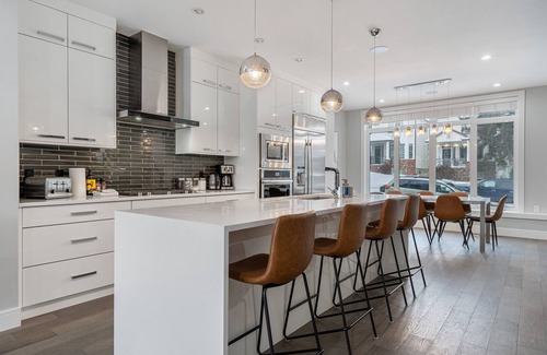 Parkhill-Stanley Park Casa | Downtown Luxury with Fast Wi-Fi & Amazing Kitchen!