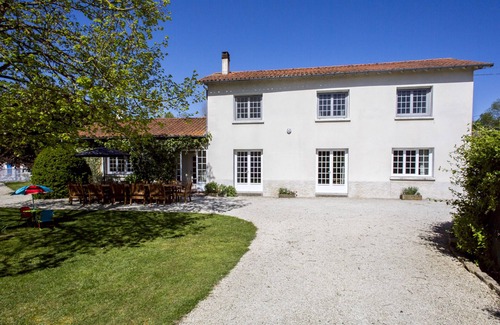 Cherigne Casa | Gran casa familiar con piscina climatizada.