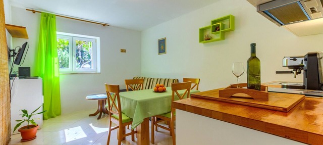 2-bdr apt with shared garden, 3 min walk to beach