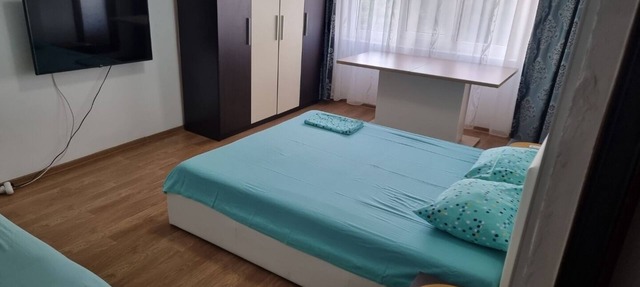 5 minutes to the beach! Family sized apartment with a nature park view.