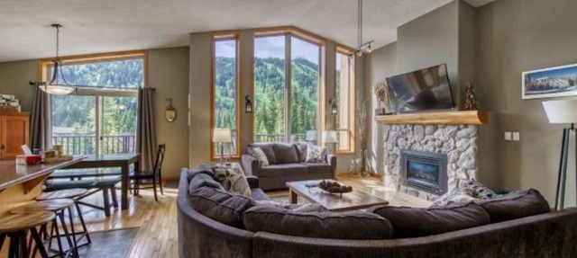 5BR/3BA Ski Chalet: Ski In / Hot Tub / Amazing Views!
