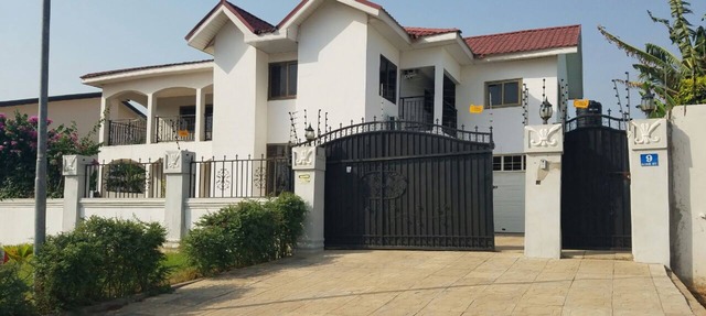 CASA DE 5 DORMITORIOS EN LA COMUNIDAD 20, GRAN ACCRA, TEMA DE LA CARRETERA SPINTEX