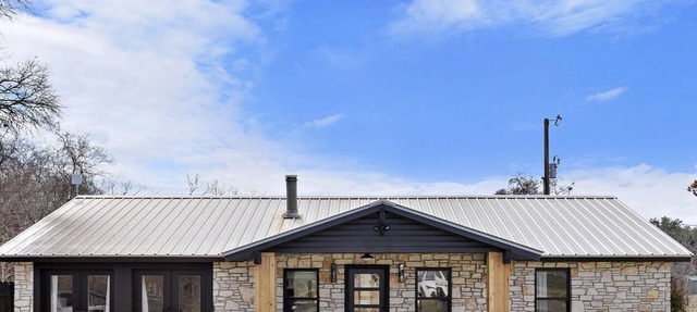 A beautiful and functional central Texas hideaway with large outdoor deck