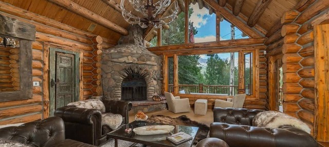 Amazing slopeside mountain lodge with hot tub