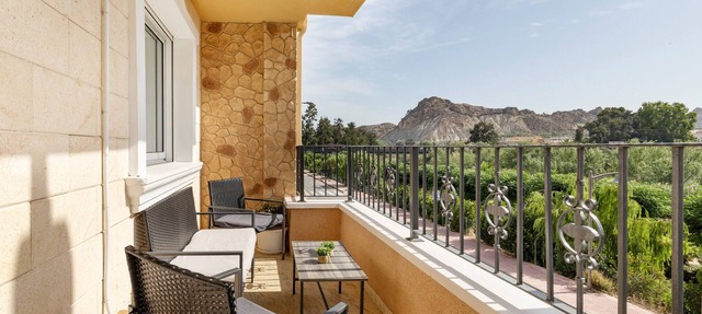 Apartamento 'Mirador Del Seg' con vistas a la montaña, Wi-Fi y aire acondicionado.