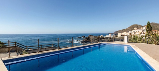 Apartamento 'Rocamar' con vistas al mar, Wi-Fi y aire acondicionado
