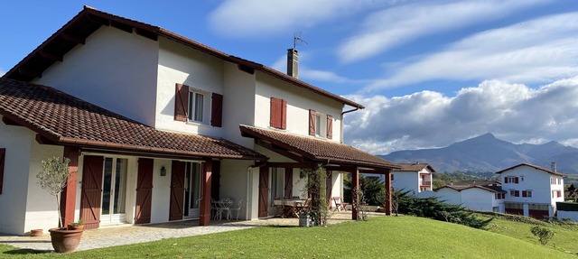 Basque house for 14 people 10 minutes from Saint Jean de Luz