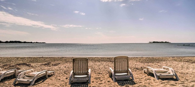 Beachfront Cottage w / Pórtico - En Long Island Sound
