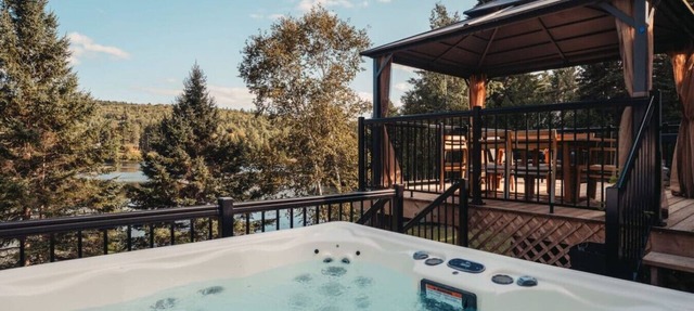 Beautifull Lakefront with Spa.