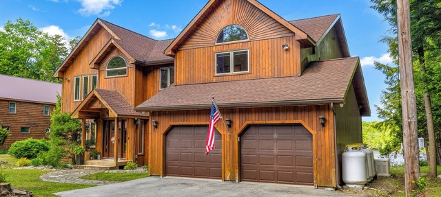 Beautiful lakefront home perfect for multifamily vacation