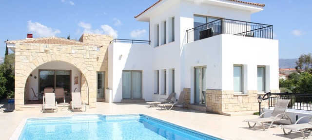 Hermosa villa moderna de 3 dormitorios y 2 baños con piscina privada climatizada y calefacción central