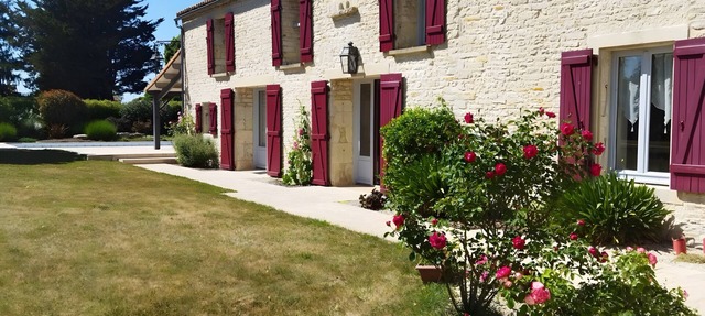 Bed and Breakfast 'Chambres D'hôtes Le Fief Gobé' con piscina, terraza y Wi-Fi compartidos
