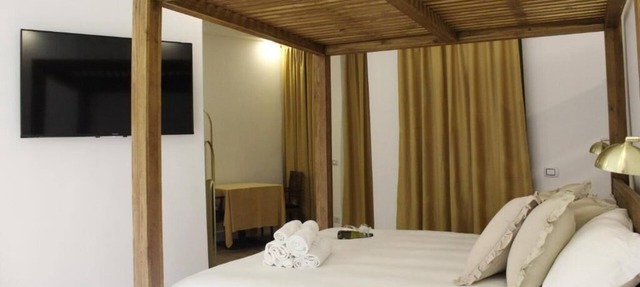 Boutique Hotel with private parking! Just refurbished! In the Mirafiori area !!
