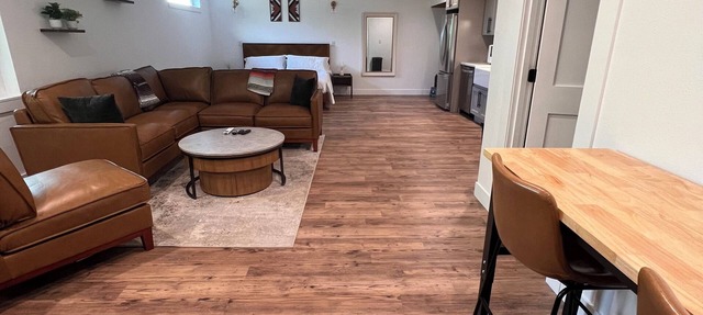 BRAND NEW bungalow AC & WiFi in Kelso, 2 parking spots, with EV Charger & Sauna