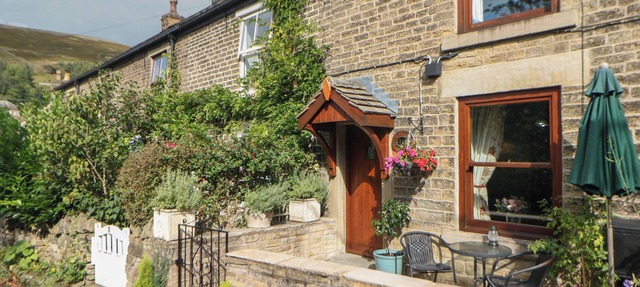 BROOK COTTAGE, character holiday cottage, with open fire in Hayfield