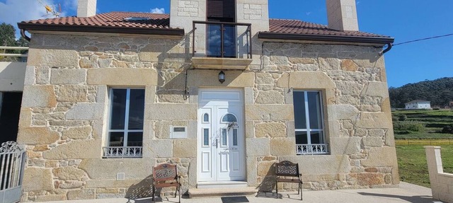 Charming 4 Bedroom House Across from Arnela Beach near Porto do Son!