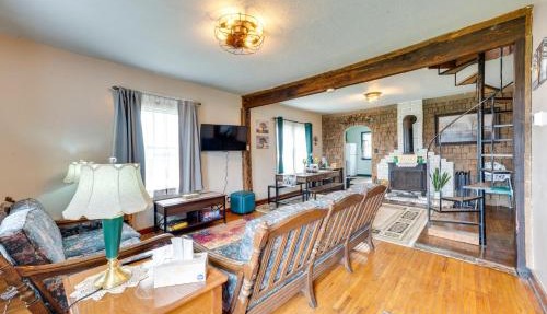 Charming Eagle Grove Farmhouse w/Loft!