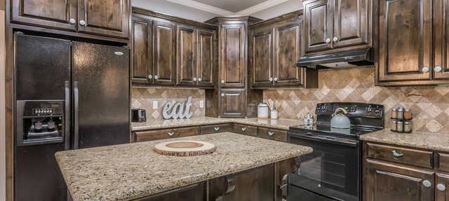 Cheerful 3-Bedroom Home w King Bed, Fireplace, W/D, 10 min from Palo Duro Canyon
