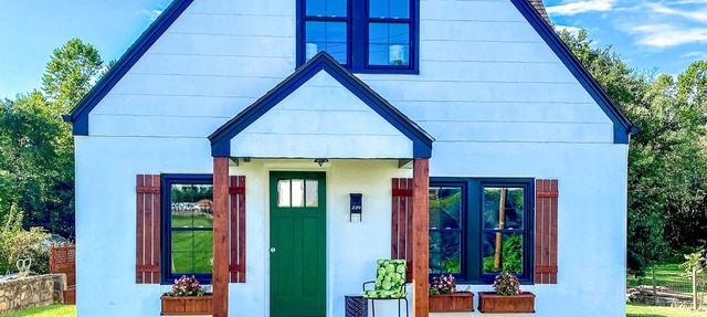Cheerful & charming renovated cottage close to Skyline Drive, JMU, & Massanutten