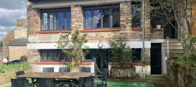 Clécy center, 10 min walk from the banks of the Orne .4 to 10 people adjustable rates