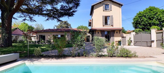 Clos du Cèdre - High-End Family Home with Spacious Garden, Pool, Parking