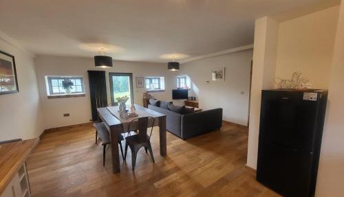 Cottage Sleeps 5 with Hot Tub and Parking