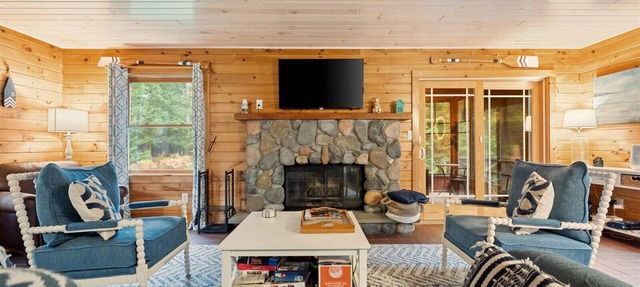 Cozy 4-Bedroom Cottage Nestled in the Trees by Kayuta Lake