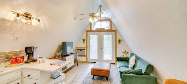 Cozy Cabin w/ Fire Pit: Walk to Lake Taneycomo!