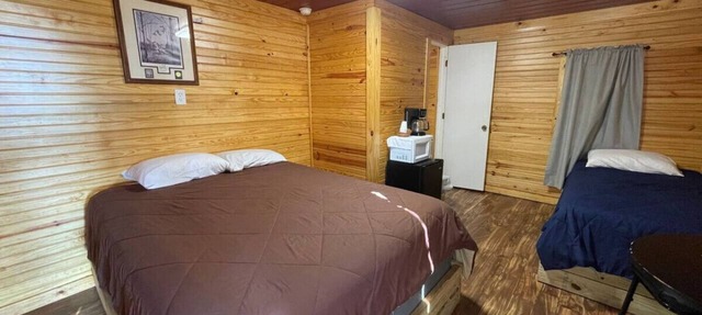 Cozy Cedar Cabin at Mill Creek Marina: Cabin 3