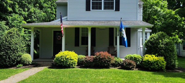 Cozy dog friendly updated house in quiet village adjacent to park