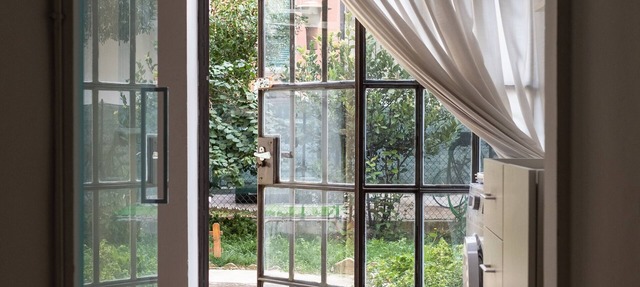 Cozy vacation home with a garden, just steps away from the sea.Pet-friendly.