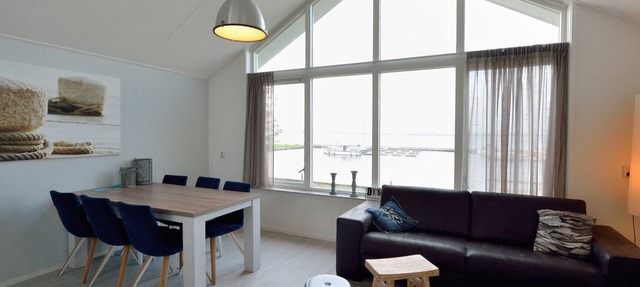 Detached 6-person villa