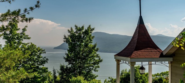 DOMAINE DU CAP CHARLEVOIX | River and mountain views