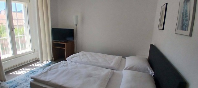 Double room (40 sqm) with living room/bedroom and adjoining garden area