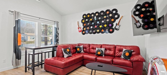 Elvis bedroom ✦ smart TVs ✦ prvt yard✦ pets ok✦ washer/dryer