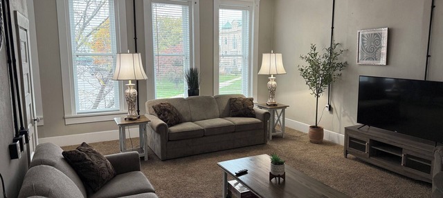 Entire 3 Bedroom Apartment on Historic Centerville Square near Lake Rathbun