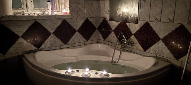 Family friendly 2 bedroom basement suite - 15 min to Copenhagen with Jacuzzi
