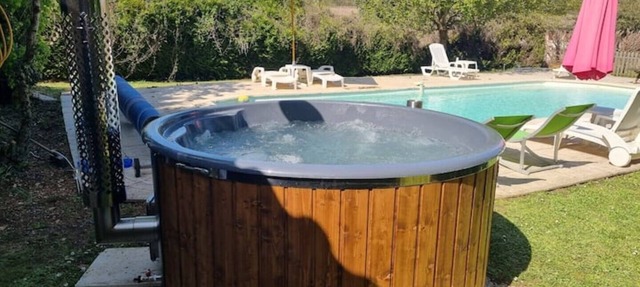 'Felicia' 2 Bedroom Family Gite with Shared Hot Tub & Swimming Pool