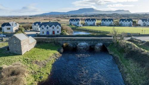 Fishermans Cottage Stunning Two Bedroom with Views close to town