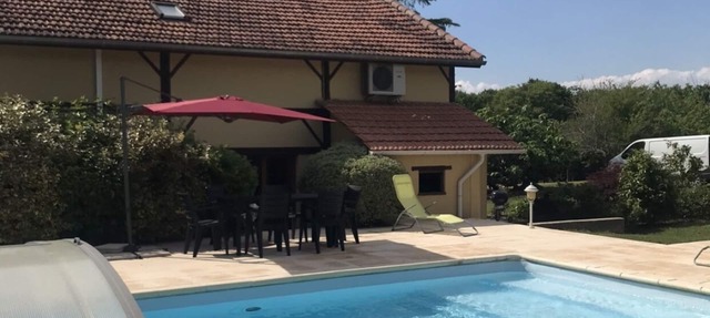 Fully equipped country house with pool access