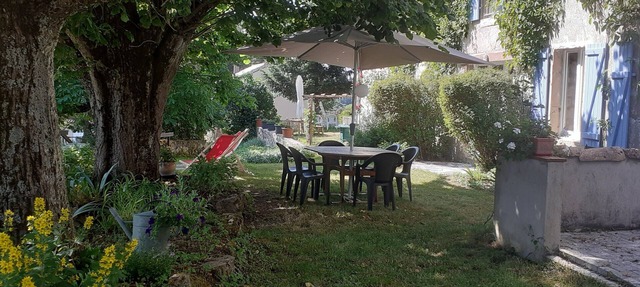 Gîte 'Le Tilleul', terraza y gran jardín privados. Clima templado en verano