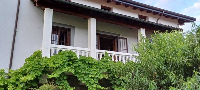 CASA HAZAS. Casa de piedra y madera con jardin, ideal para viajes en familia