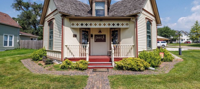 Historic Bungalow in Chariton, Sleeps 5, Pets Ok, Single Level