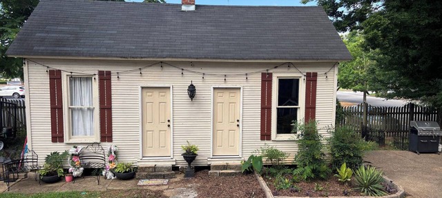 Historic Cottage behind the Historic Knight-Irwin House