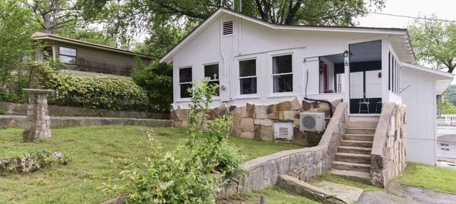 Historic Water's Edge Cottage 6
