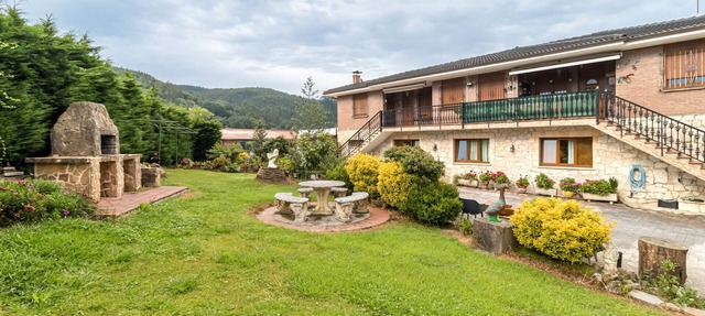 Casa de vacaciones "Casa Madrazo" con vistas a la montaña, piscina privada y Wi-Fi