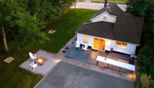 Hometown Haven- 3 bedroom, Large Yard, Firepit